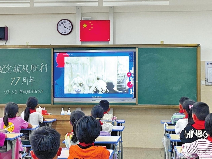 观看抗战影片。