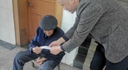 浓浓敬老情 补助暖人心——大营街街道杯湖社区为高龄老人发放补助金
