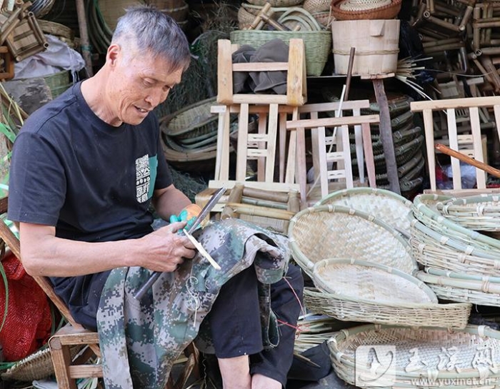 汤树文专心劈篾，竹编是他一生坚守的技艺。